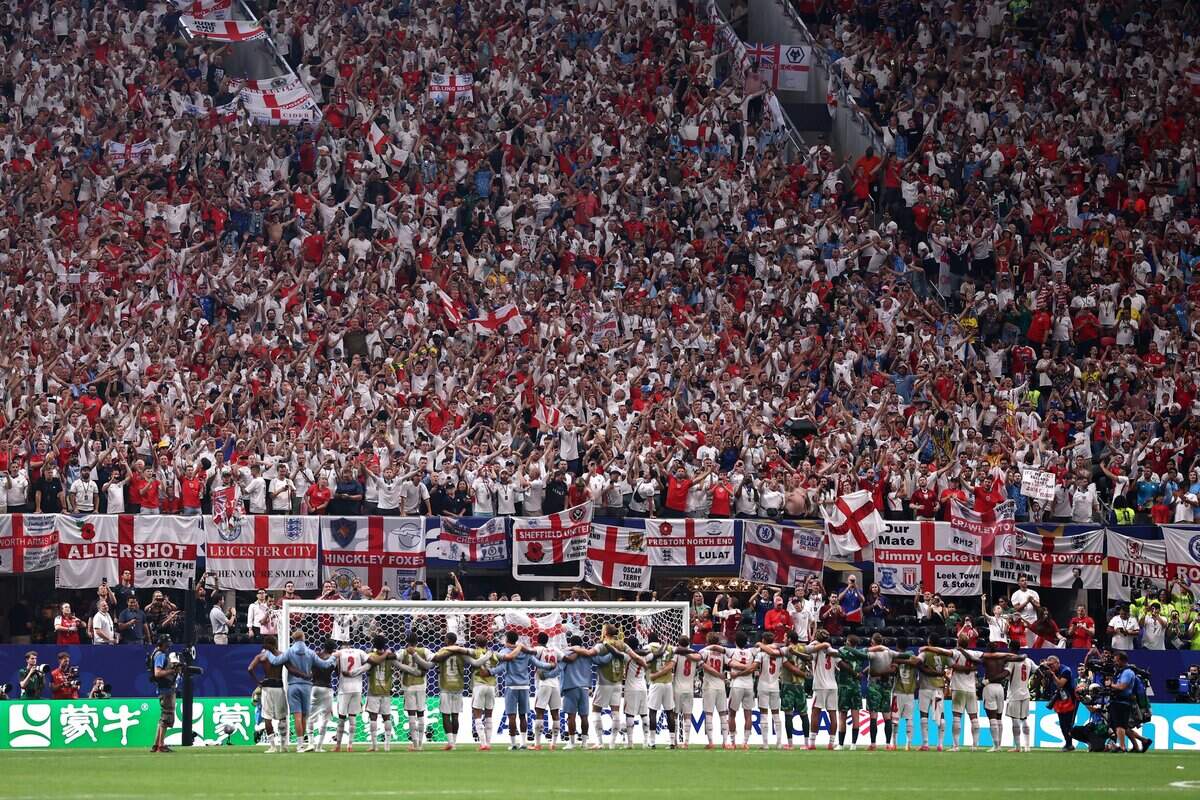 ATLANTA, GEORGIA - JULY 01: Players of England applaud fans after the team's 2-1 victory in the FIFA World Cup 2026 Round Of 32 match between England and Congo DR at Atlanta Stadium on July 01, 2026 in Atlanta, Georgia. (Photo by Megan Briggs/Getty Images)