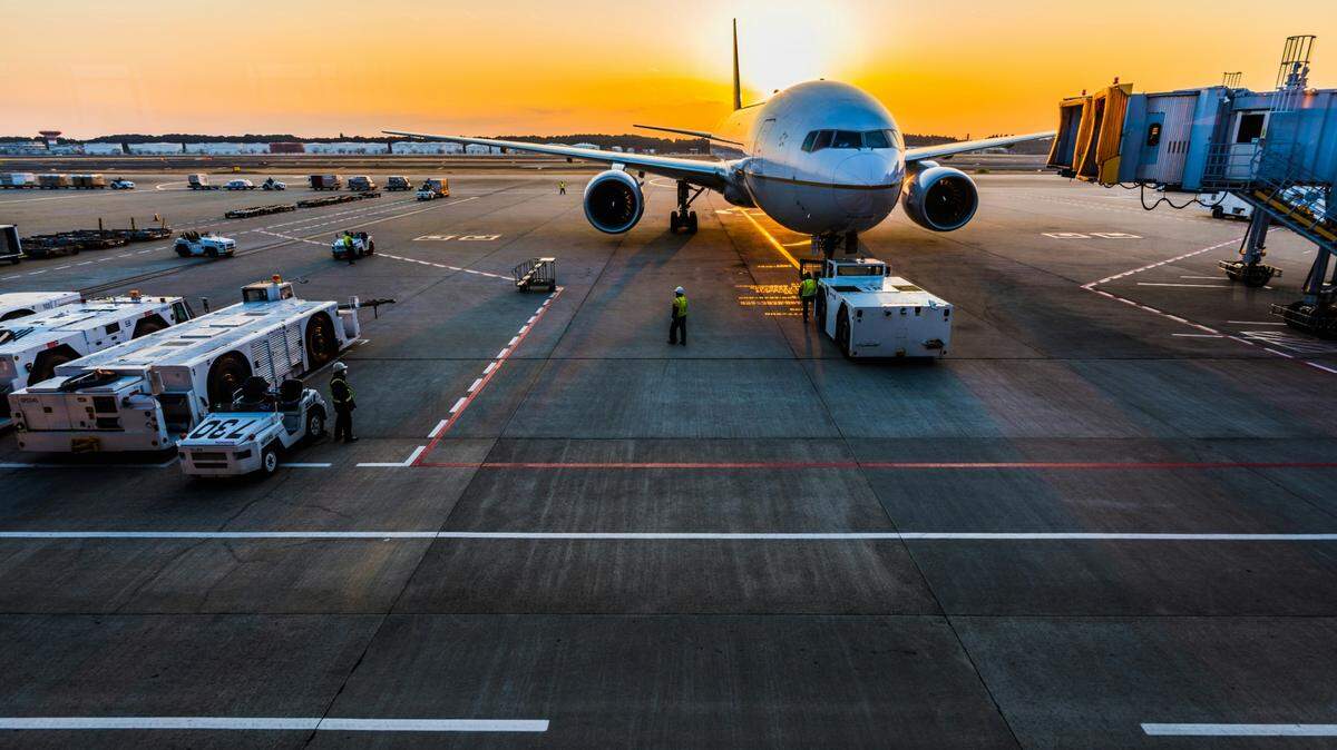 A former TSA employee is accused of leaving bomb threats on handwritten notes in an airport bathroom, according to a recently unsealed indictment.