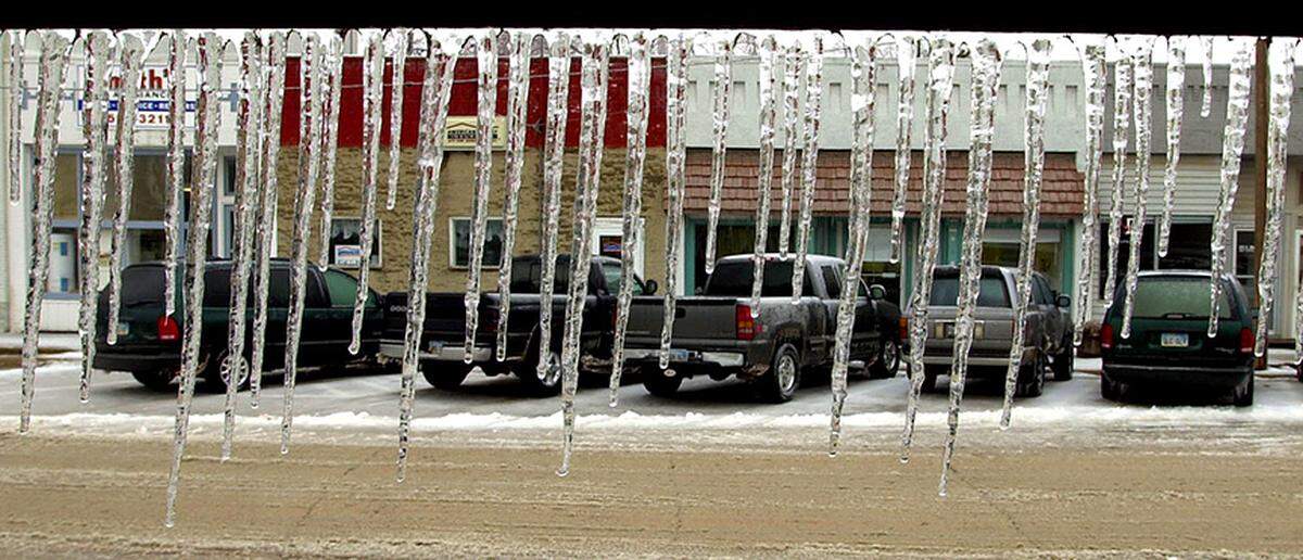 Icicles form on the front porch of the Bruce Funeral Home in Spring Hill in 2002.