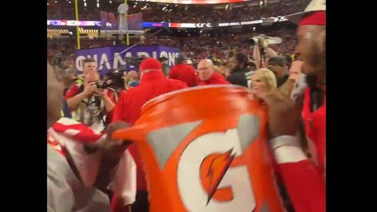 There was a slight delay to Chiefs coach Andy Reid getting a Gatorade bath after Super Bowl LVIII.