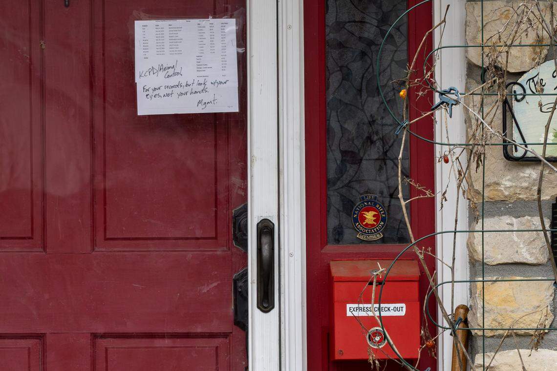 A note is seen taped to the door of the home of Jeffrey Travis King, charged in Monday's Northland neighborhood shooting, on Tuesday, Jan. 13, 2026, in Kansas City.