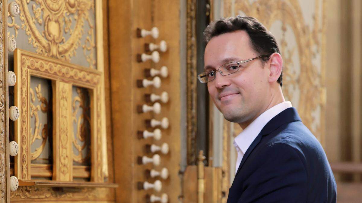 Jean-Baptiste Robin is the organist of the Royal Chapel at the Palace of Versailles.