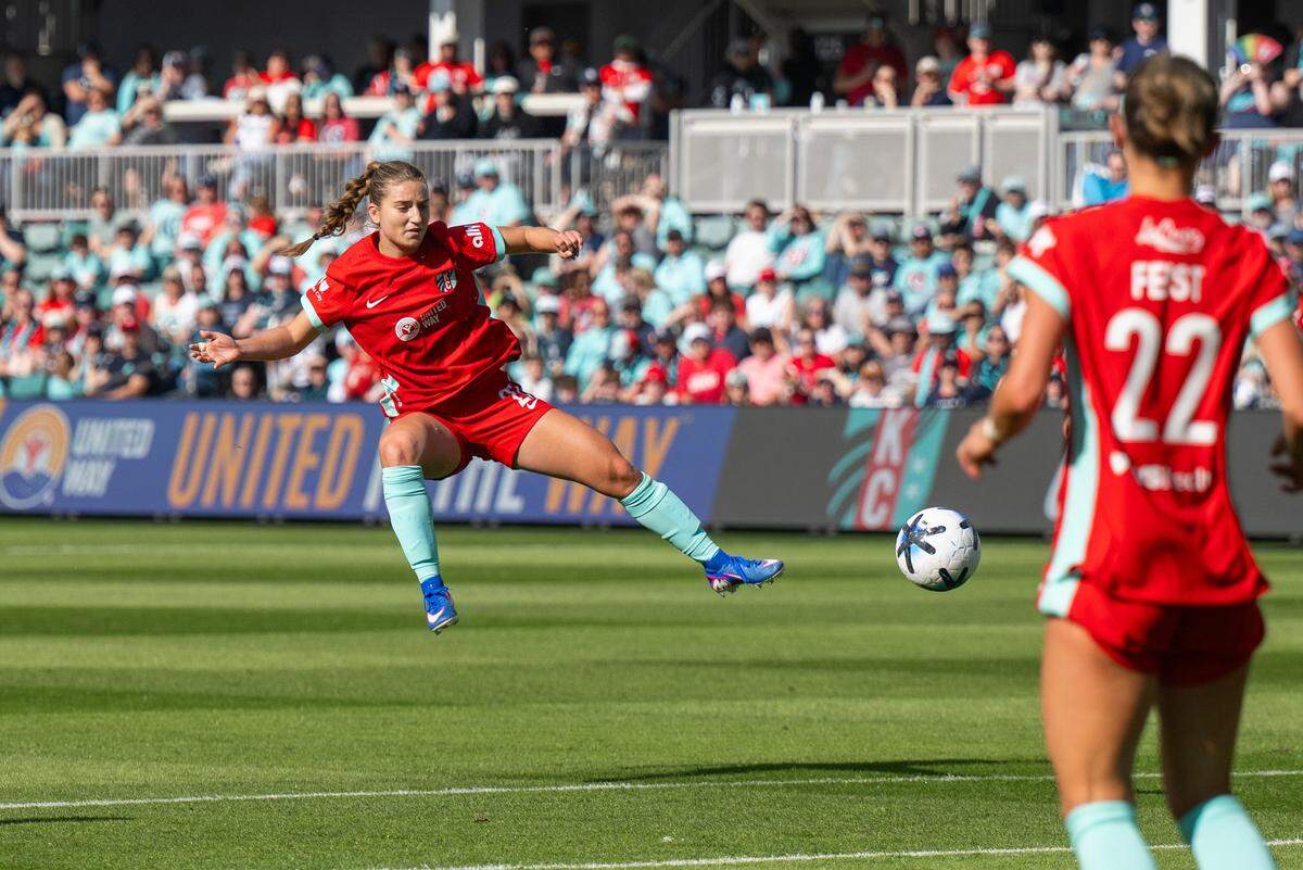 Kansas City Current forward Ally Sentnor (21) kicks a ball out of the air in the second half of a match against Utah Royals on March 14, 2026, at CPKC Stadium. 