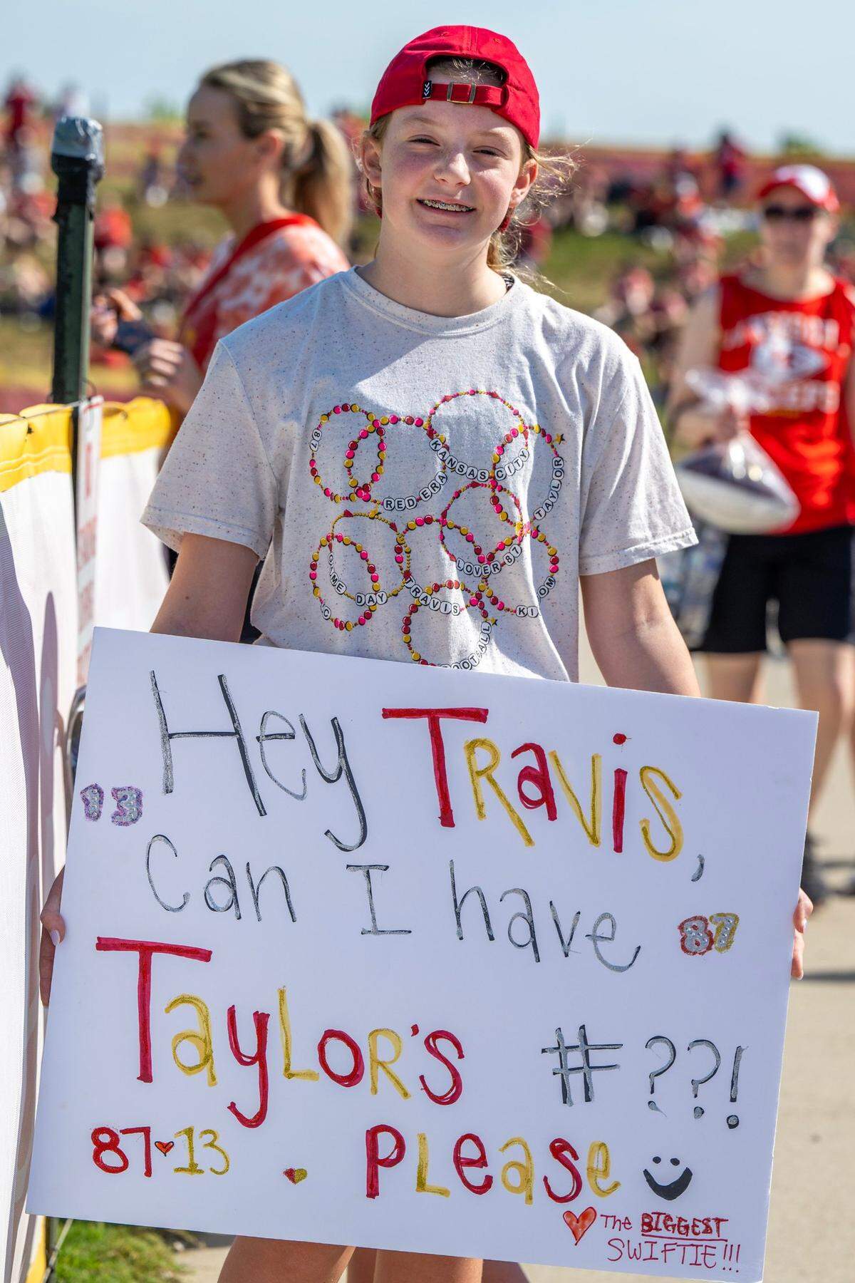 Eleven-year-old Ainsley Ward, a fan of Taylor Swift and the Kansas City Chiefs, holds a sign dedicated to Chiefs tight end Travis Kelce during training camp. Ward brought the sign in hopes of getting it signed by Kelce