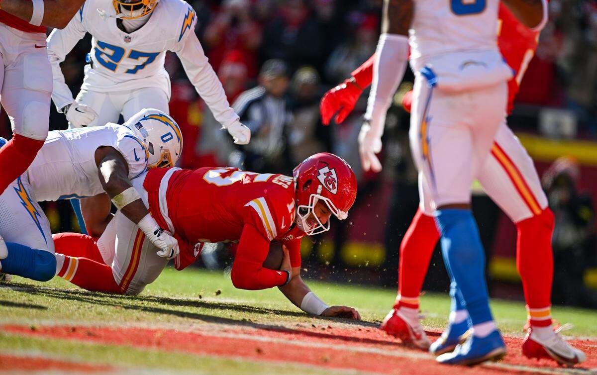 Kansas City Chiefs quarterback Patrick Mahomes (15) scores a touchdown in the first quarter against the LA Chargers at GEHA Field at Arrowhead Stadium on Sunday, Dec. 14, 2025.