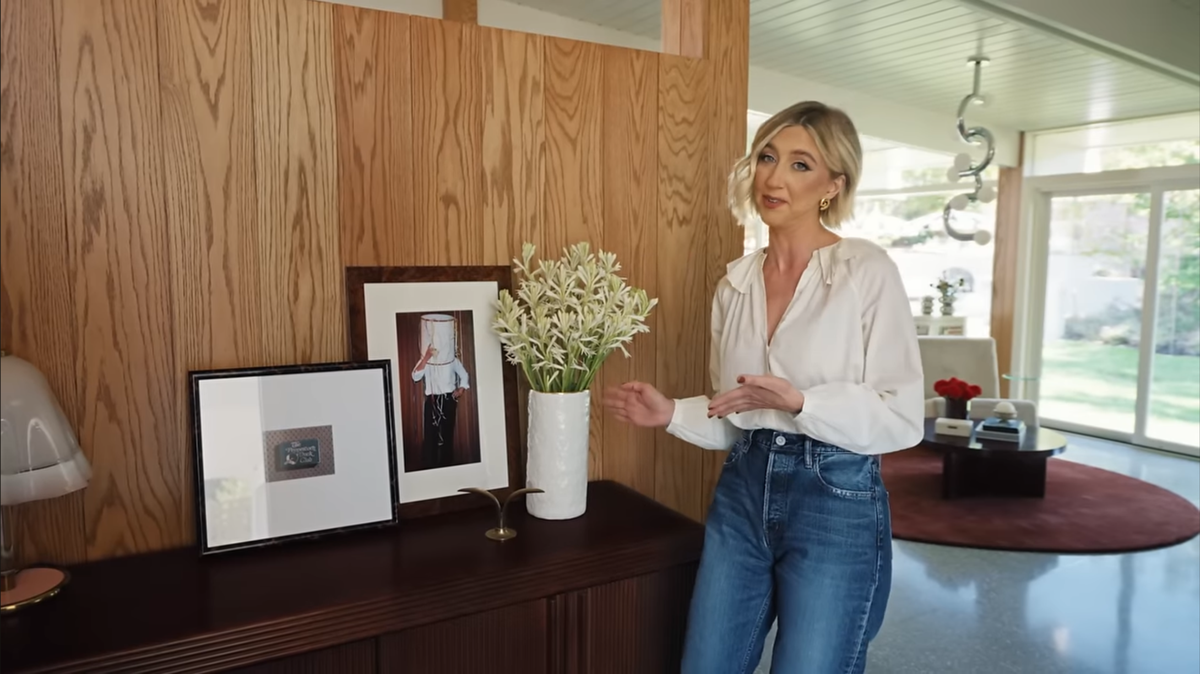 “Saturday Night Live” star Heidi Gardner, a Kansas City native, shows off her newly renovated mid-century modern home here to Architectural Digest in a new “Open Door” episode.