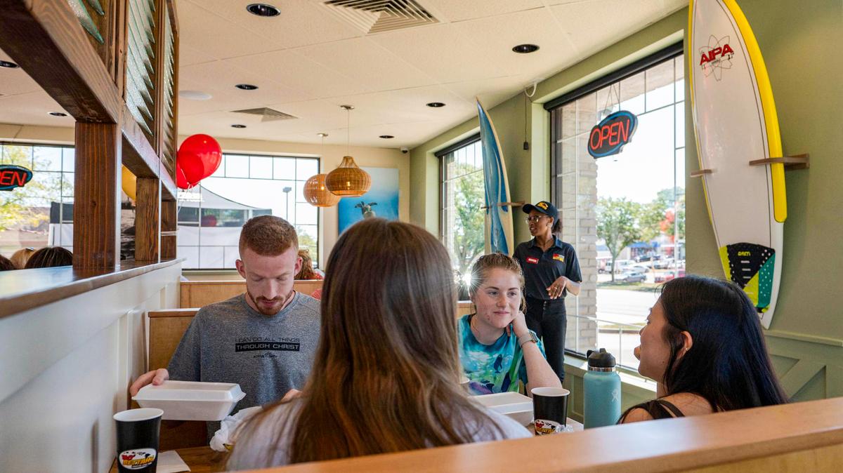 People dine at a Mo’ Bettahs in Overland Park. Mo Bettahs’ 12005 Metcalf Ave. location closed a few months ago.