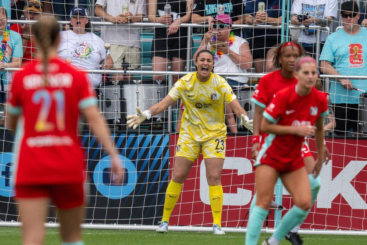 KC Current goalkeeper Lorena da Silva Leite (23) screams out defensive calls during an NWSL match against Boston Legacy FC on Saturday, May 30, 2026, at CPKC Stadium in Kansas City.