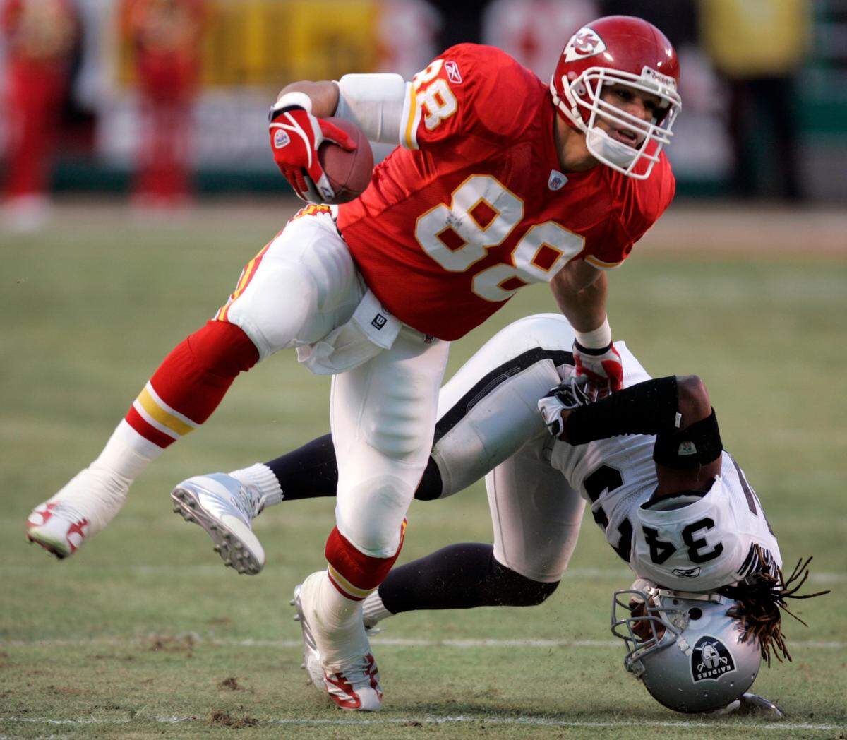 Kansas City Chief’s tight end Tony Gonzales (88) sheds potential tackler Oakland Raider safety Ray Buchanan during the first quarter of the Kansas City Chiefs and Oakland Raiders game on Dec. 25, 2004, at Arrowhead Stadium.