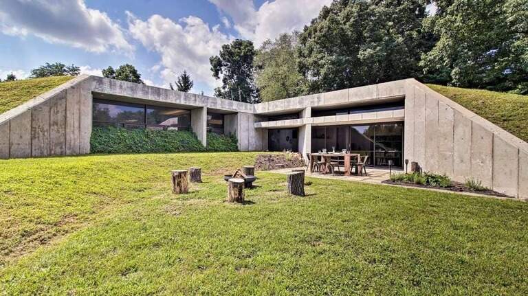 See inside most-wanted Airbnbs in Kansas & Missouri: An earthen home and a 10-sided dome