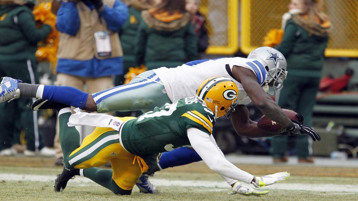 Dallas wide receiver Dez Bryant (88) caught a pass against Green Bay cornerback Sam Shields (37) in the second half of the NFL divisional playoff football game Sunday in Green Bay, Wis. The play was reversed after review. The Packers won 26-21. 
