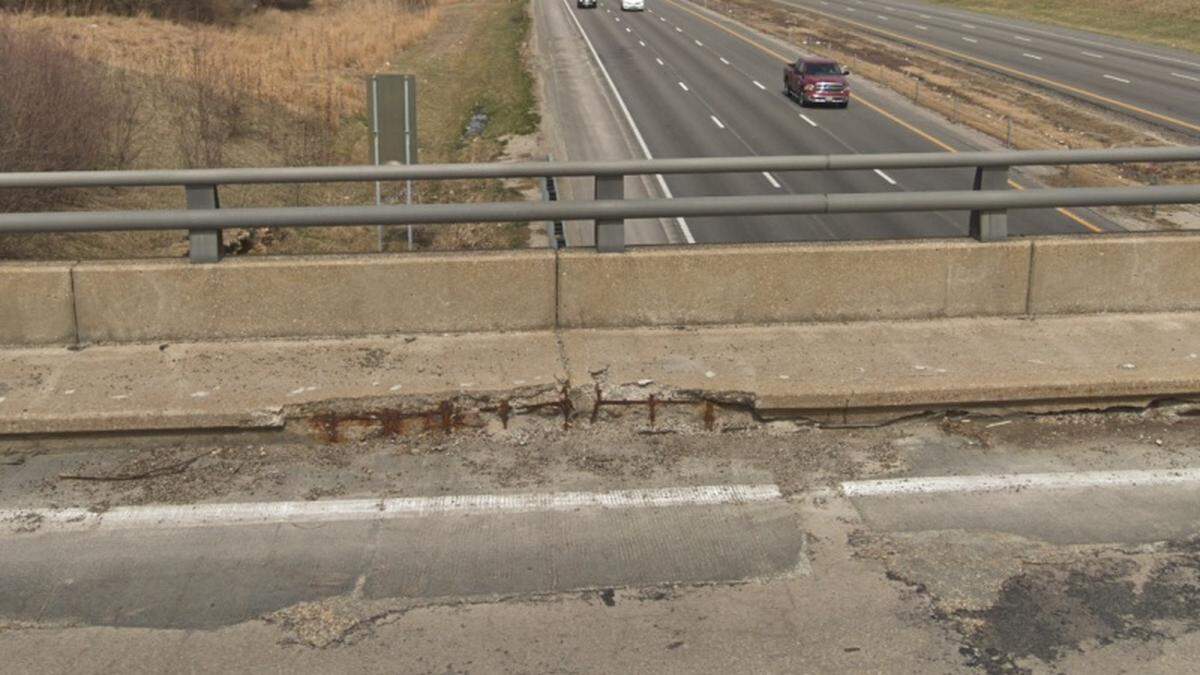 The existing 67th Street bridge over Interstate 435 on Kansas City’s east side needs replacing because it is deteriorating and is reaching the end of its usable life. About 1,900 vehicles each day cross the bridge, which was built in 1965 and rehabilitated in 2007.