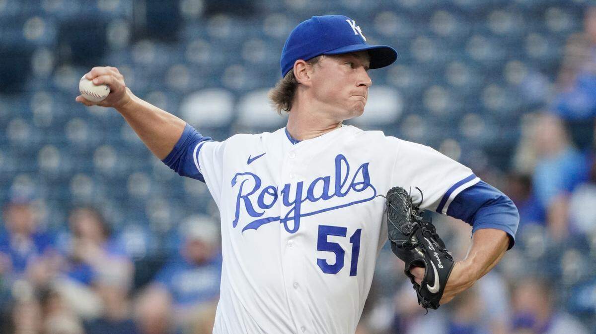 Kansas City Royals starting pitcher Brady Singer (51) delivers a pitch against the Arizona Diamondbacks in the first inning at Kauffman Stadium on Aug. 24, 2022.