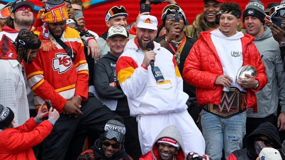 Chiefs’ Travis Kelce is hosting ‘SNL.’ Here’s how KC’s Heidi Gardner made it happen