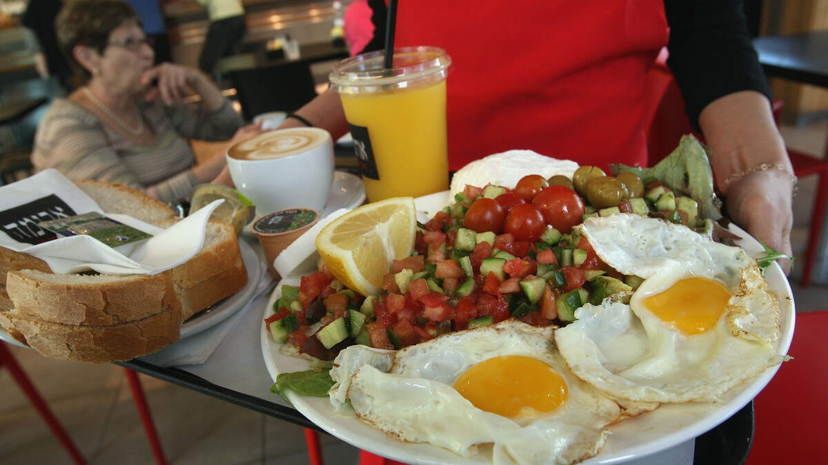 GLP1 users still need nutrient-dense breakfasts. Nutritionists Rob Hobson and Erin Cahoon share high-protein meal ideas and foods to avoid on GLP-1 drugs.