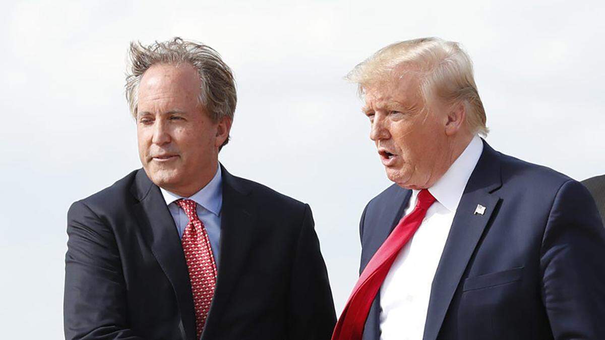 Donald Trump greets Texas Attorney General Ken Paxton at Austin Bergstrom International Airport on Nov. 20, 2019