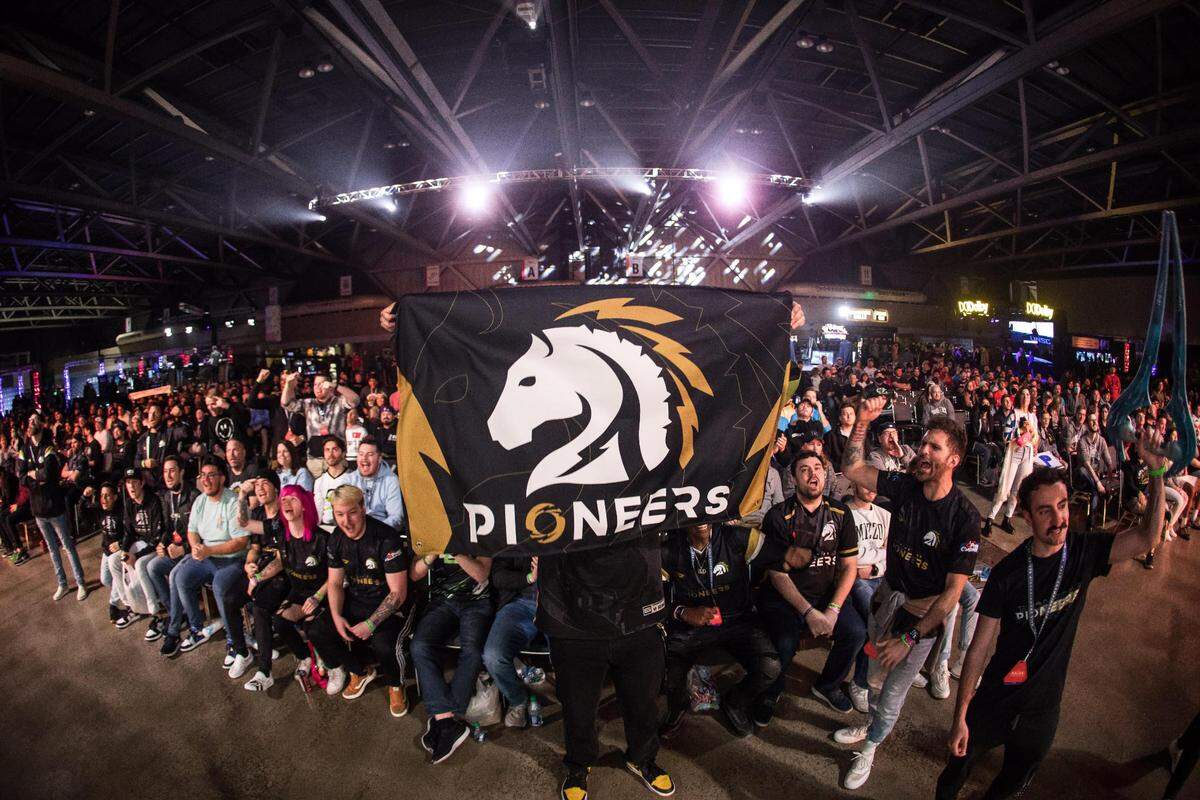 The Kansas City Pioneers pose for a photo at the 2022 Halo Major event held at Kansas City’s Bartle Hall.
