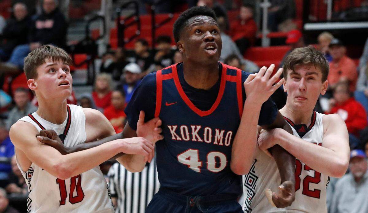 Flory Bidunga (40) committed to Kansas on Saturday night. Bidunga, the top-ranked center in the 2024 recruiting class, is the first Kansas pledge in that recruiting group.