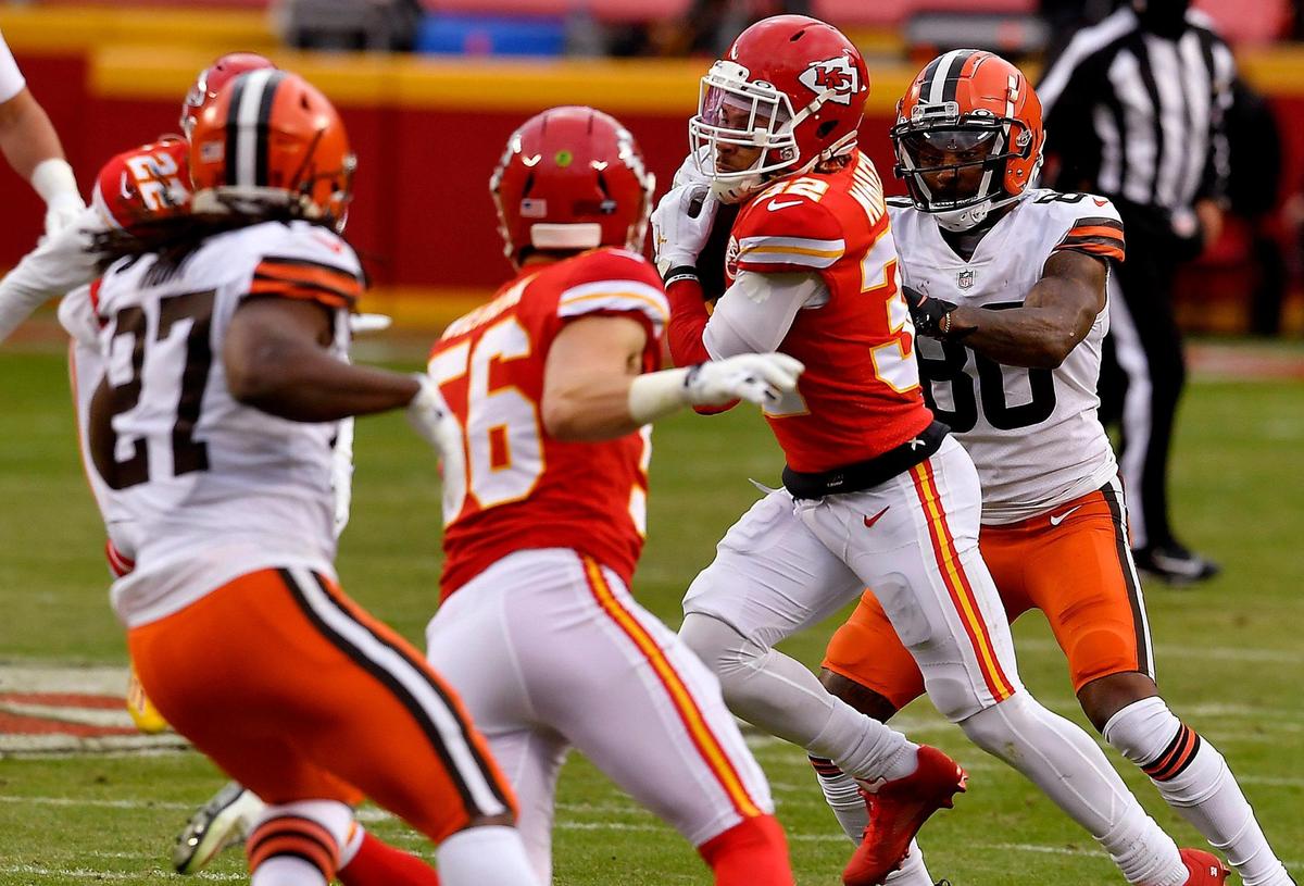 The Chiefs’ Tyrann Mathieu stepped in front of the Browns’ jarvis Landry for an interception during the second half of Sunday’s game at Arrowhead.