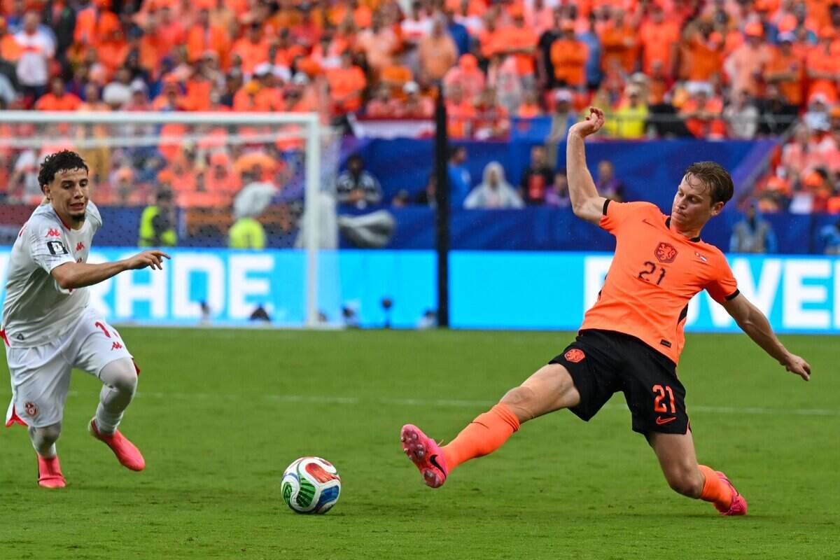 Netherlands midfielder Frenkie de Jong (21) stretches to stop the Tunisian attack in the Netherlands vs. Tunisia FIFA World Cup group-stage soccer match at Kansas City (Arrowhead) Stadium in Kansas City on Thursday, June 25, 2026.