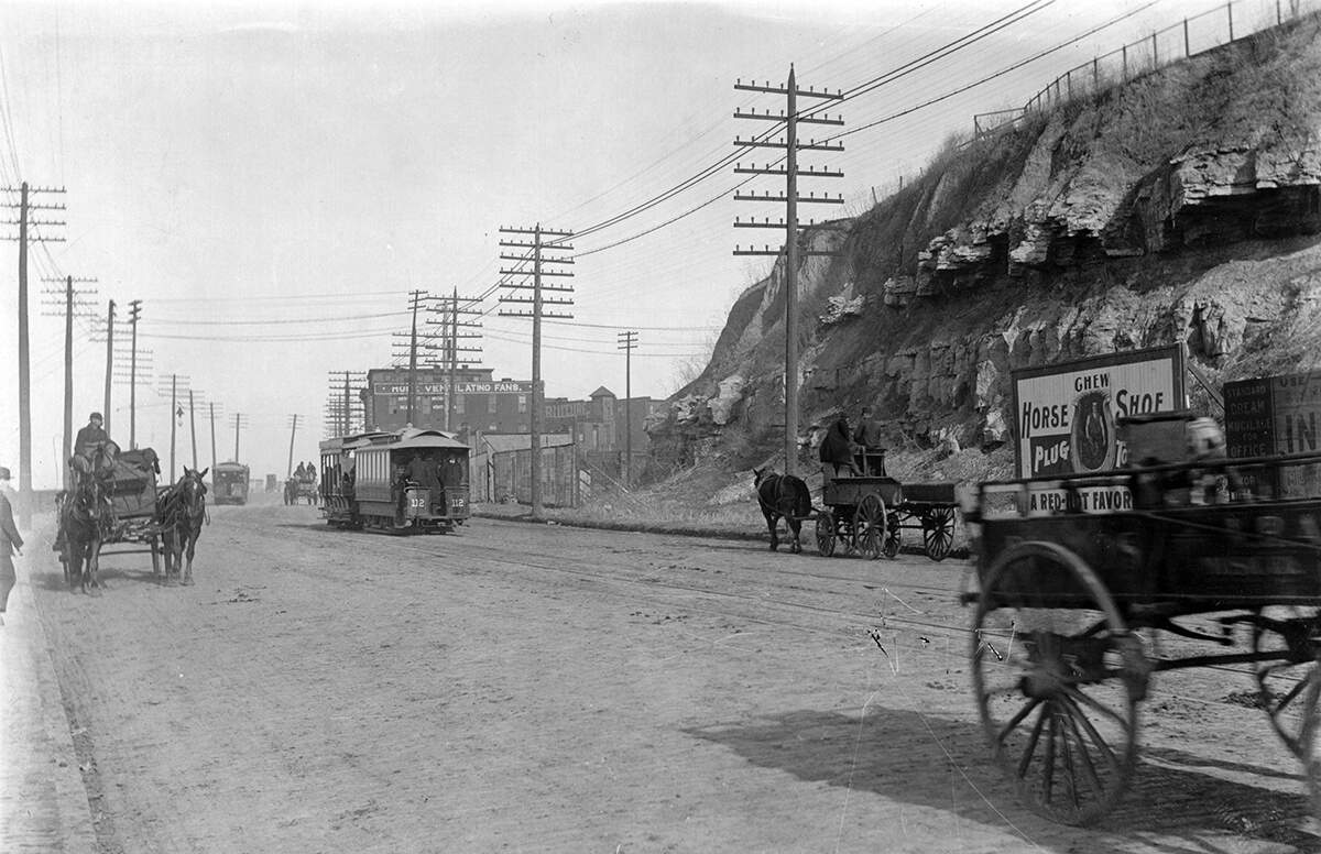 Streetcars and buggies heading downtown from the West Bottoms near the bluffs, 1900.