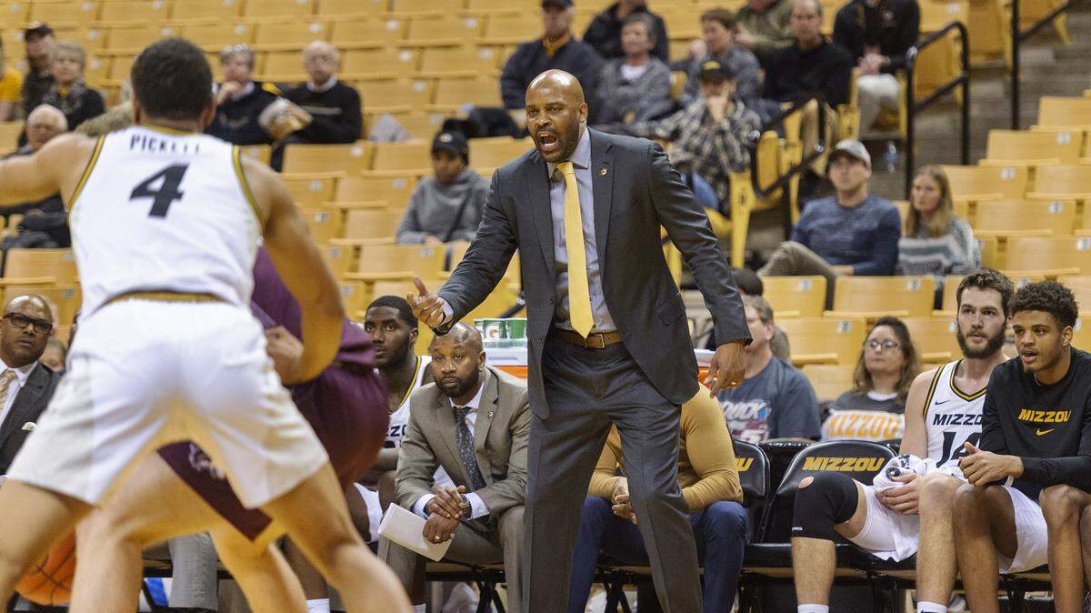Missouri head coach Cuonzo Martin calls a play during the first half of an NCAA college basketball game against Southern Illinois Sunday, Dec. 15, 2019, in Columbia, Mo. (AP Photo/L.G. Patterson)
