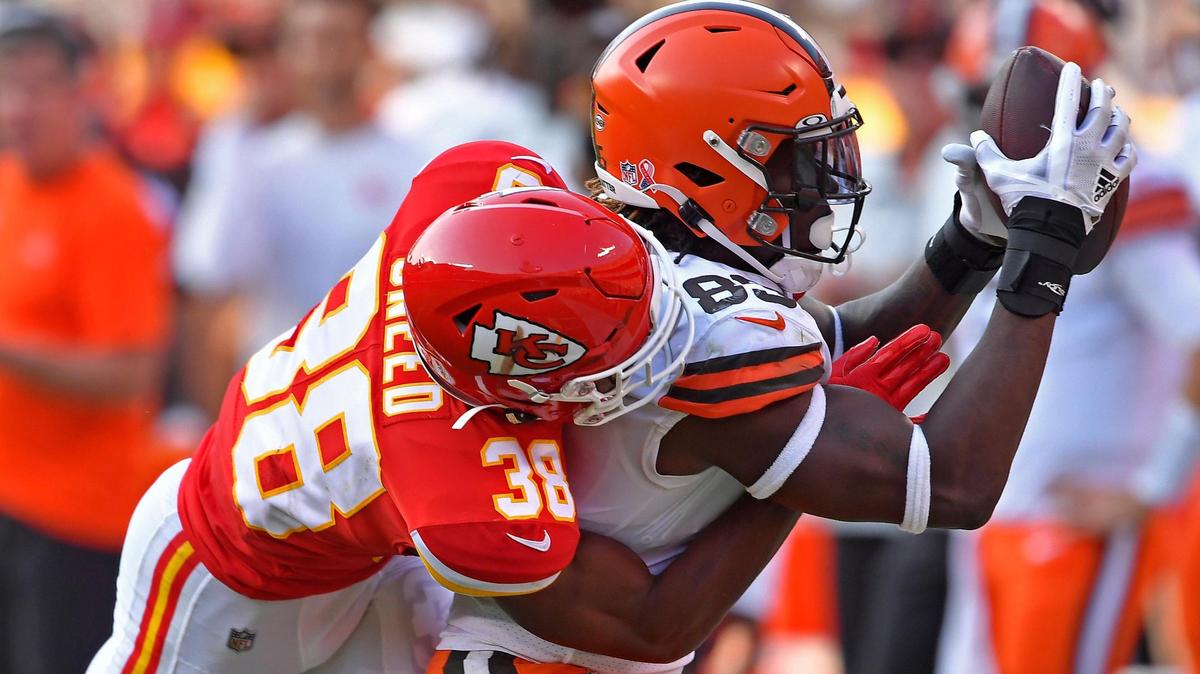 Chiefs cornerback L’Jarius Sneed, left, tries to deflect a pass away from Cleveland’s David Njoku during the second half of Sunday’s game at Arrowhead Stadium. The Chiefs beat Cleveland, 33-29.