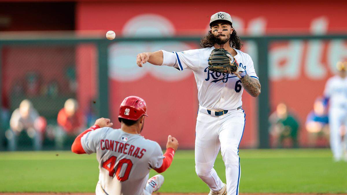 Kansas City Royals third base Jonathan India (6) throws to first base over St. Louis Cardinals first base Willson Contreras (40) during the second inning at Kauffman Stadium on May 17, 2025 in Kansas City, Missouri.