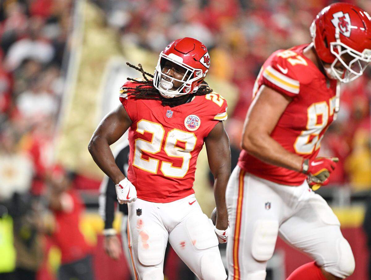 Kansas City Chiefs running back Kareem Hunt (29) celebrates after running in a touchdown against the Washington Commanders in the second quarter on Monday, Oct. 27, 2025, at GEHA Field at Arrowhead Stadium.