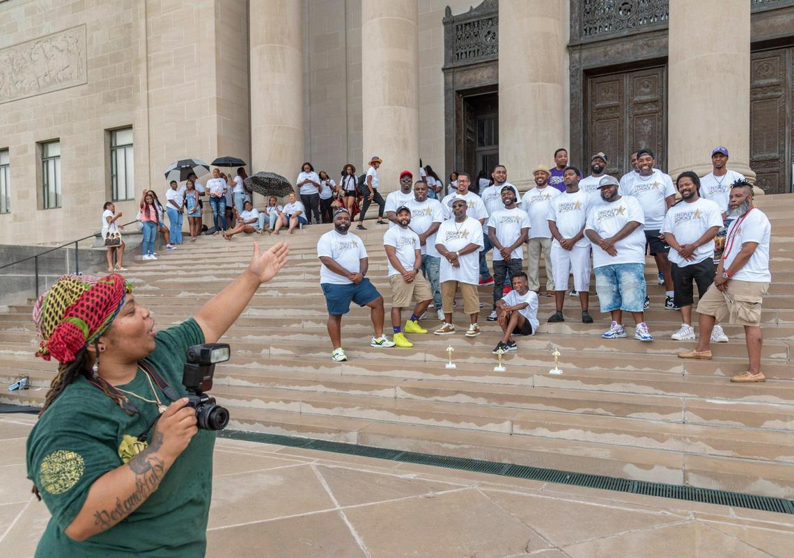 Photographer Pasavia “P.J.” Janeiso directed the lineup of nominees on the front steps of the Nelson-Atkins Museum of Art for the People’s Choice Awards group photo featuring many of the nominees.