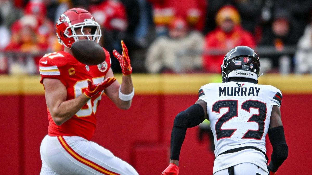 Kansas City Chiefs tight end Travis Kelce (87) makes a catch in the first quarter before Houston Texans safety Eric Murray (23) can get to him during the AFC Divisional Round playoff game on Saturday, Jan. 18, 2025, at GEHA Field at Arrowhead Stadium.