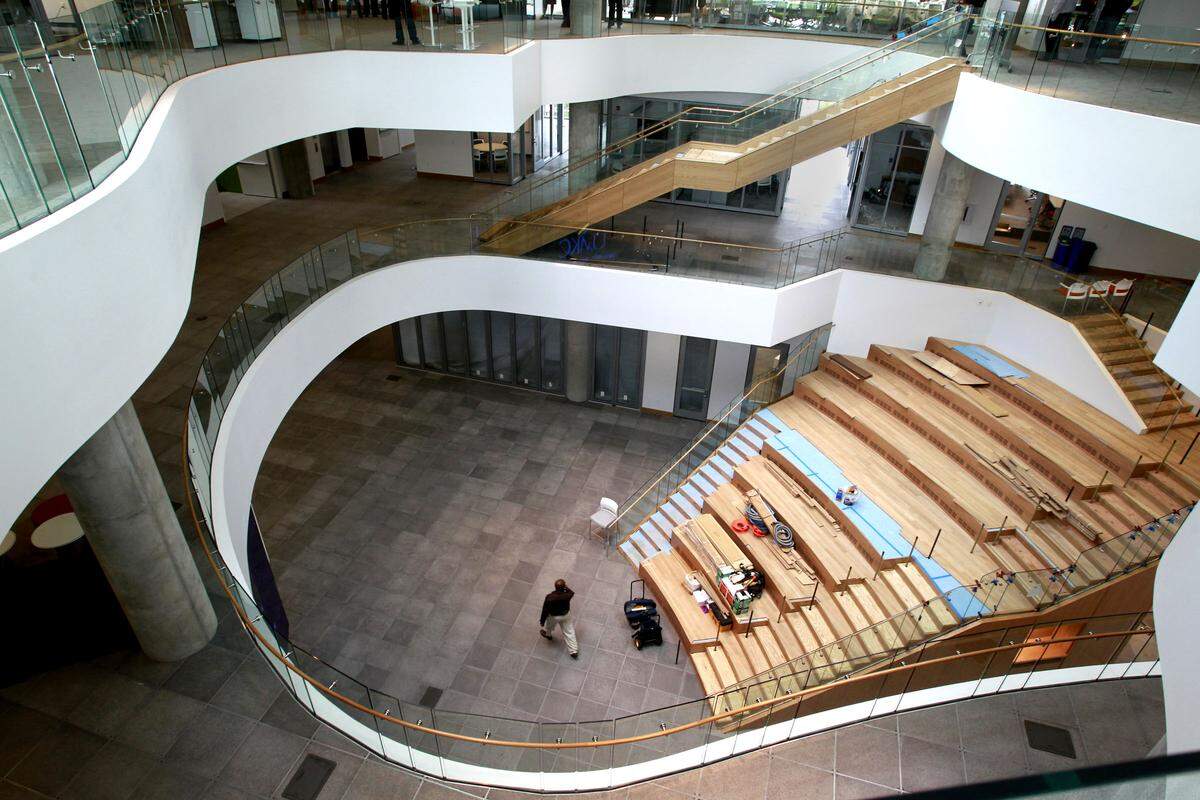 The University of Missouri-Kansas City unveiled its Henry W. Bloch Executive Hall in 2013 at 5108 Cherry St. It is an extension of the Bloch School of Business at the university. The central part of the new building is an amphitheatre and atrium.