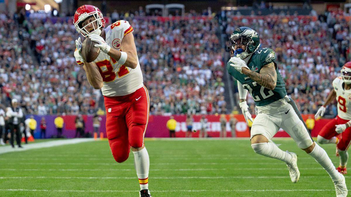 Kansas City Chiefs tight end Travis Kelce (87) catches a touchdown pass behind Philadelphia Eagles safety Marcus Epps (22) during the Super Bowl LVII on Sunday, Feb. 12, 2023, in Glendale, Ariz.