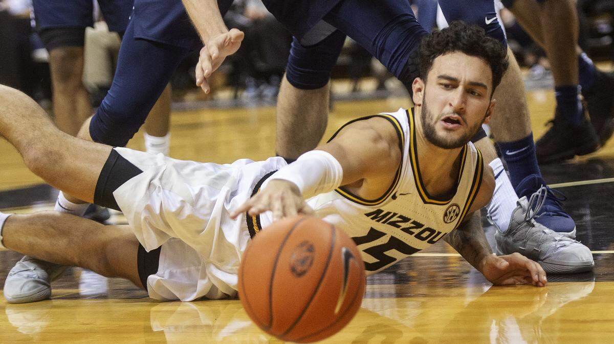 Missouri’s Jordan Geist loses control of the ball as he falls to the floor during the first half of an NCAA college basketball game against Oral Roberts, Friday, Dec. 7, 2018, in Columbia, Mo. (AP Photo/L.G. Patterson)