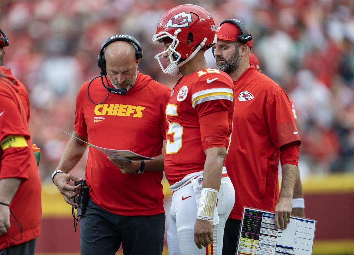 Chiefs offensive coordinator Matt Nagy, left, schemes up KC’s next moves alongside quarterback Patrick Mahomes, right, during an NFL game against the Philadelphia Eagles at GEHA Field at Arrowhead Stadium in Kansas City on Sept. 14, 2025.