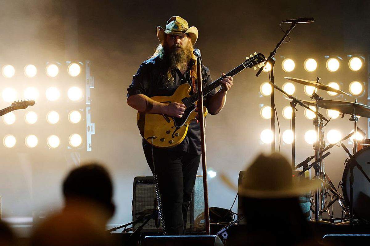 NASHVILLE, TENNESSEE - NOVEMBER 19: EDITORIAL USE ONLY Chris Stapleton performs onstage during the 59th Annual CMA Awards at Bridgestone Arena on November 19, 2025 in Nashville, Tennessee. (Photo by Jason Kempin/Getty Images)