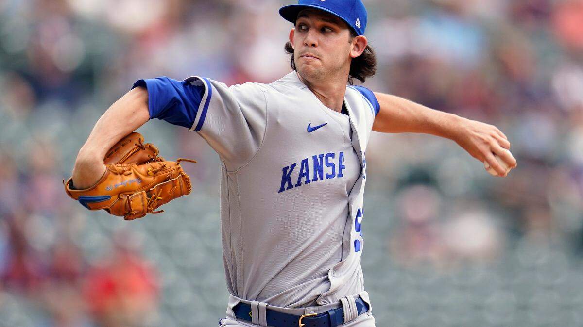 Kansas City Royals starting pitcher Daniel Lynch delivers against the Minnesota Twins during the first inning of a baseball game Wednesday, Aug. 17, 2022, in Minneapolis. (AP Photo/Abbie Parr)