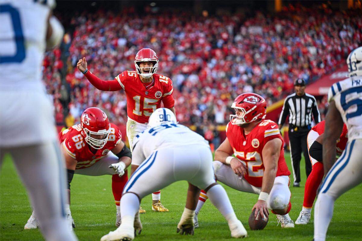 Kansas City Chiefs quarterback Patrick Mahomes (15) calls a play during the fourth quarter on Sunday, Nov. 23, 2025, at GEHA Field at Arrowhead Stadium during the game against the Indianapolis Colts.