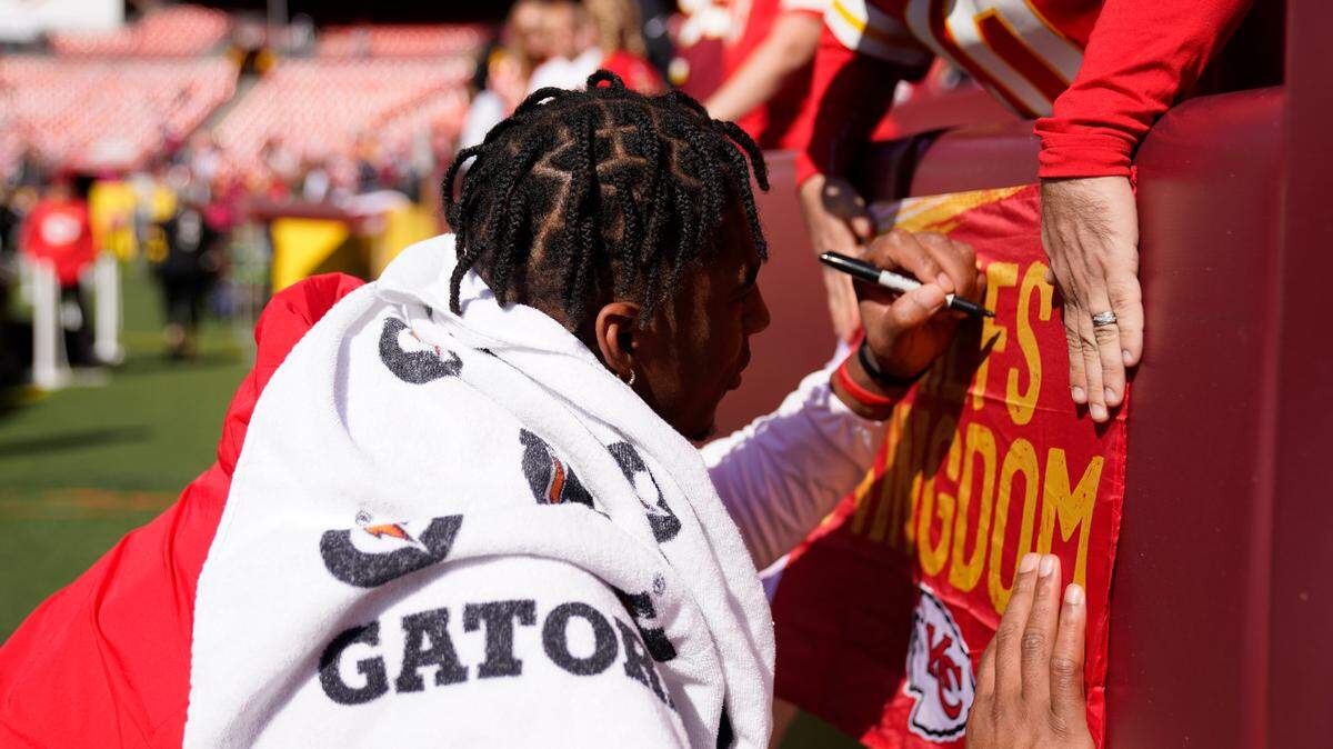 Kansas City Chiefs tight end Jody Fortson (88) signs autographs as he takes the field during pregame warmups prior to the start of the first half of an NFL football game against the Washington Football Team, Sunday, Oct. 17, 2021, in Landover, Md. (AP Photo/Alex Brandon)