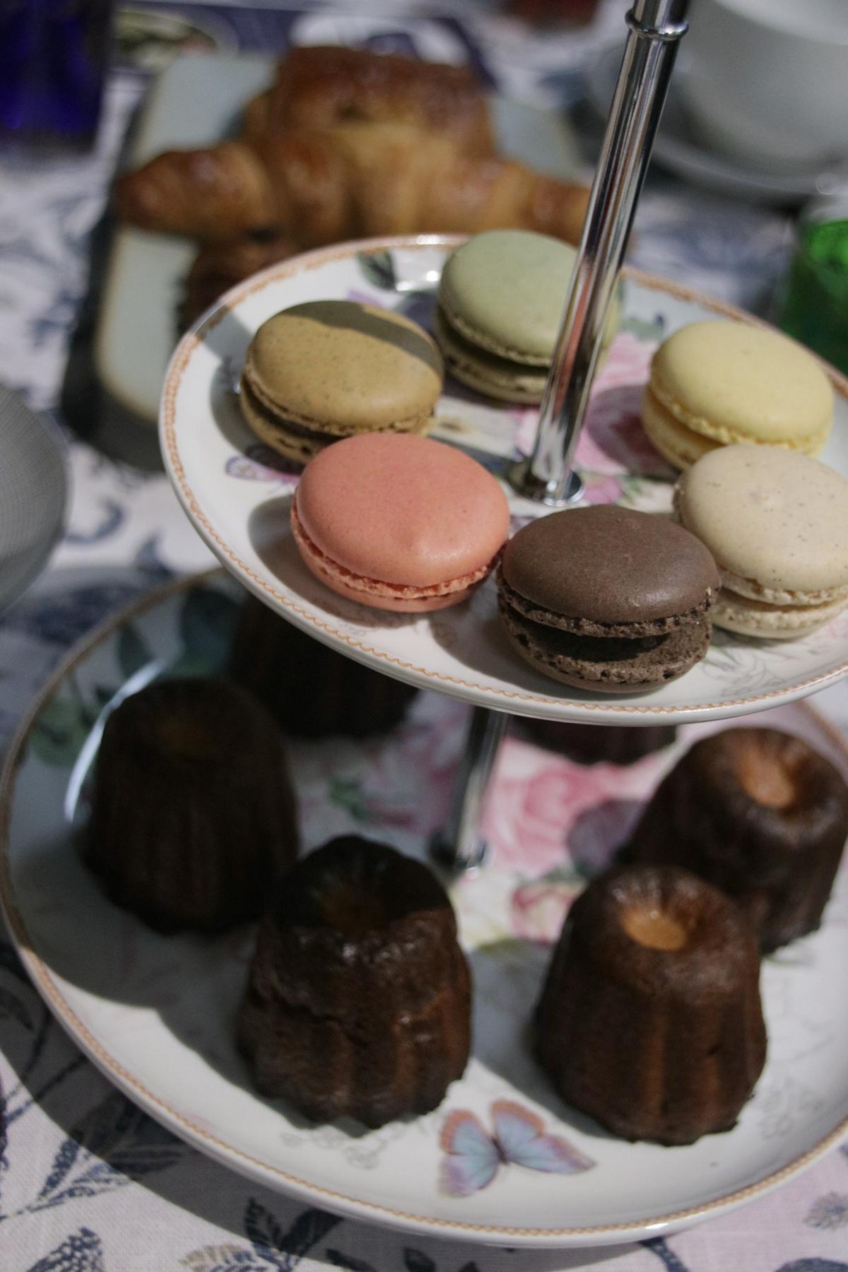 A plate of macarons in six flavors: chocolate, coffee, lemon, pistachio, raspberry and vanilla.