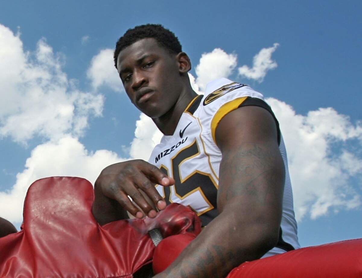 Aldon Smith in 2009, during his college career with the Missouri Tigers football team.