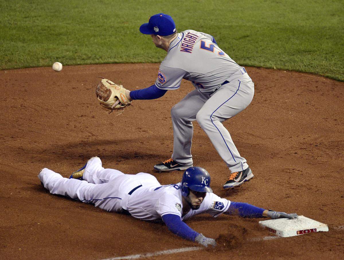 Kansas City Royals first baseman Eric Hosmer slides into third base, beating the throw to New York Mets third baseman David Wright, on a single by designated hitter Kendrys Morales in the fifth inning of Game 2 of the World Series on Wednesday, October 28, 2015 at Kauffman Stadium in Kansas City, Mo.