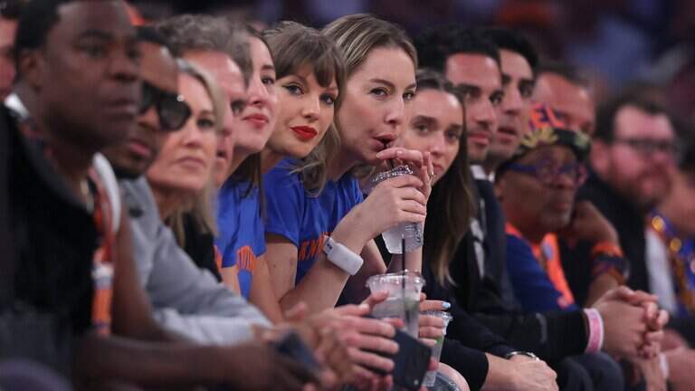 Taylor Swift pays homage to her music idol Stevie Nicks at Knicks-Spurs game in NY