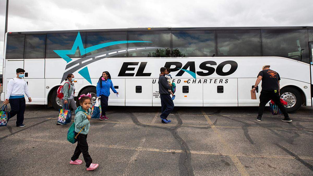 Llevar a los migrantes a las 'ciudades santuario' obliga a los líderes demócratas de ahí a enfrentar el problema. Está funcionando, escribe David Mastio.