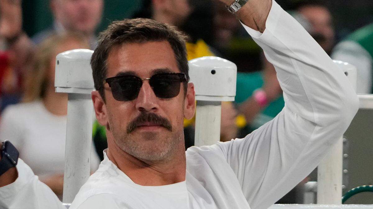 Injured New York Jets quarterback Aaron Rodgers waves to fans before the Chiefs’ recent game at MetLife Stadium.