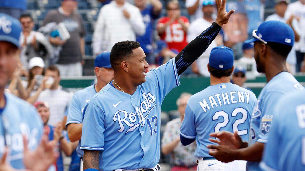 Kansas City Royals’ Salvador Perez (13) and other players thank their fans at the end of their last baseball game of the season, against the Minnesota Twins, in Kansas City, Mo., Sunday, Oct. 3, 2021. (AP Photo/Colin E. Braley)
