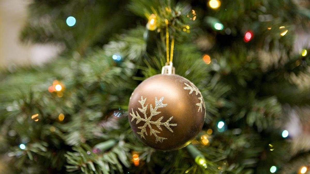 Guess if this Christmas tree is real or artificial? Answer: artificial. But for some folks, real-looking doesn’t make it real enough.