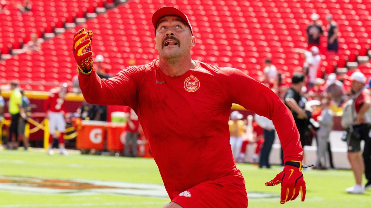 Kansas City Chiefs tight end Travis Kelce attempts to catch a pass during warm-ups before the Chiefs game vs. the Cincinnati Bengals on Sunday, Sept. 15, 2024, at GEHA Field at Arrowhead Stadium.