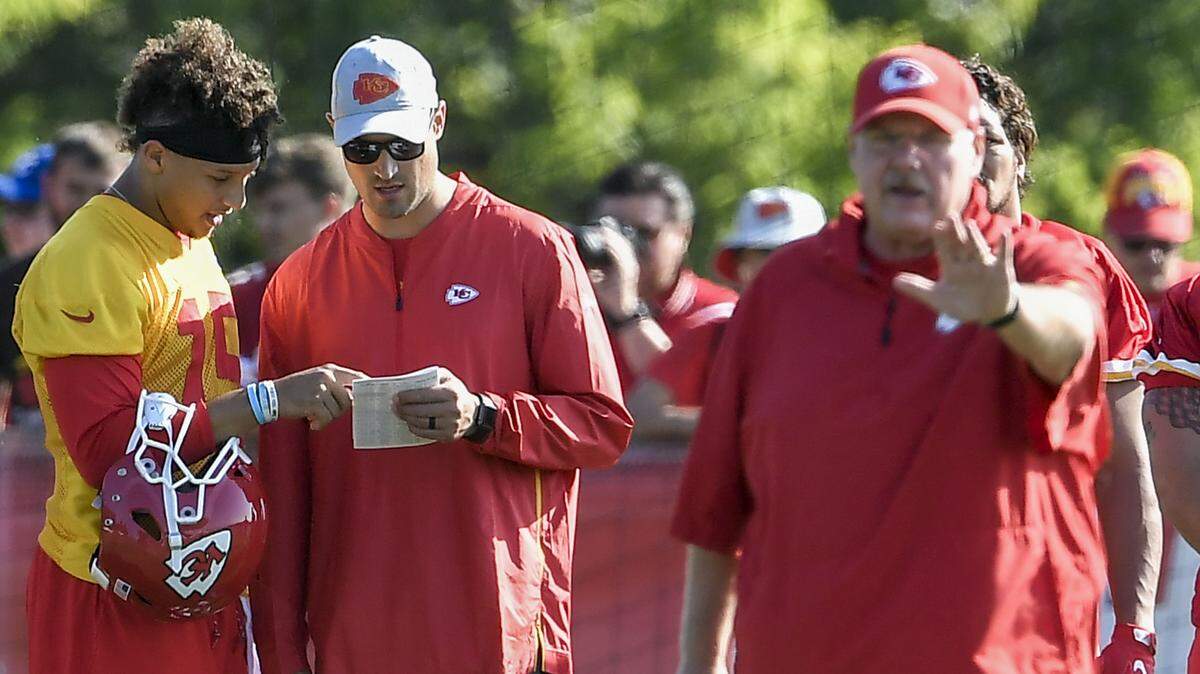 Chiefs quarterback Patrick Mahome, left, talks with quarterbacks coach Mike Kafka alongside Andy Reid.