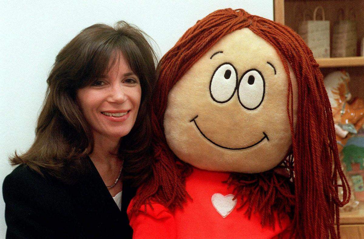 Cartoonist Cathy Guisewite, shown with a soft sculpture of her “Cathy” character, was discovered by Lee Salem.